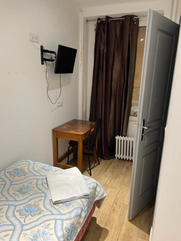 Single Room with Shared Bathroom