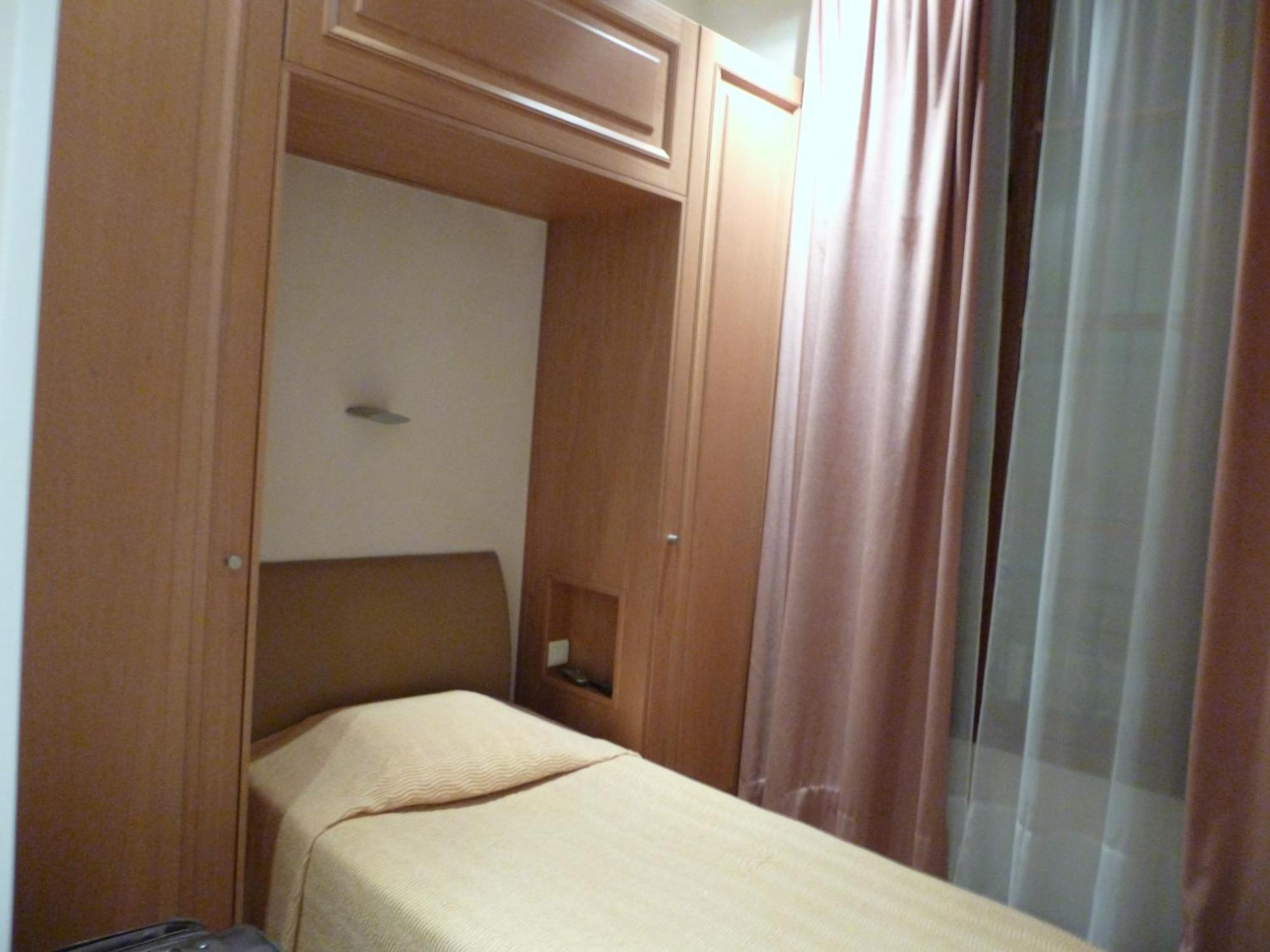 Standard Single Room,68777192:JPEG