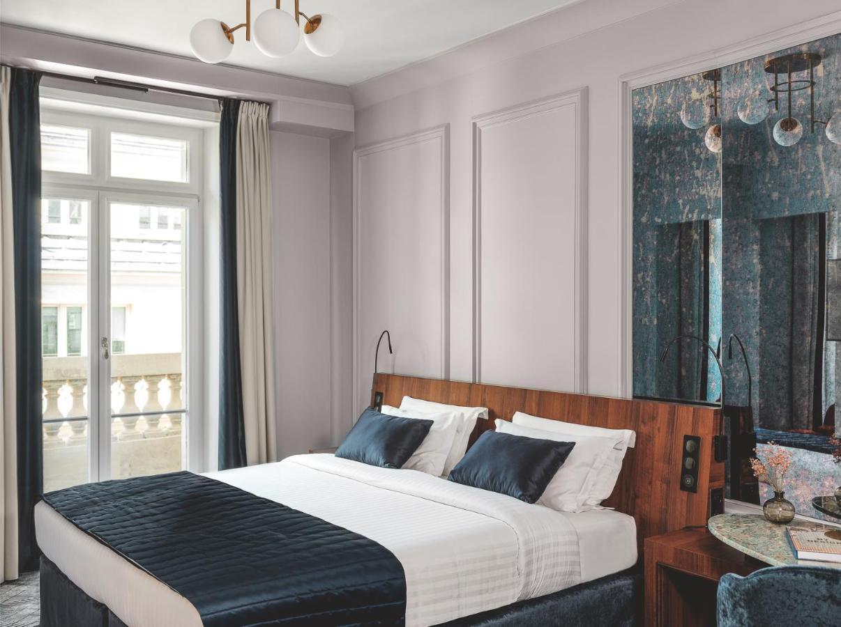 Signature Balcony Room with One Queen Bed