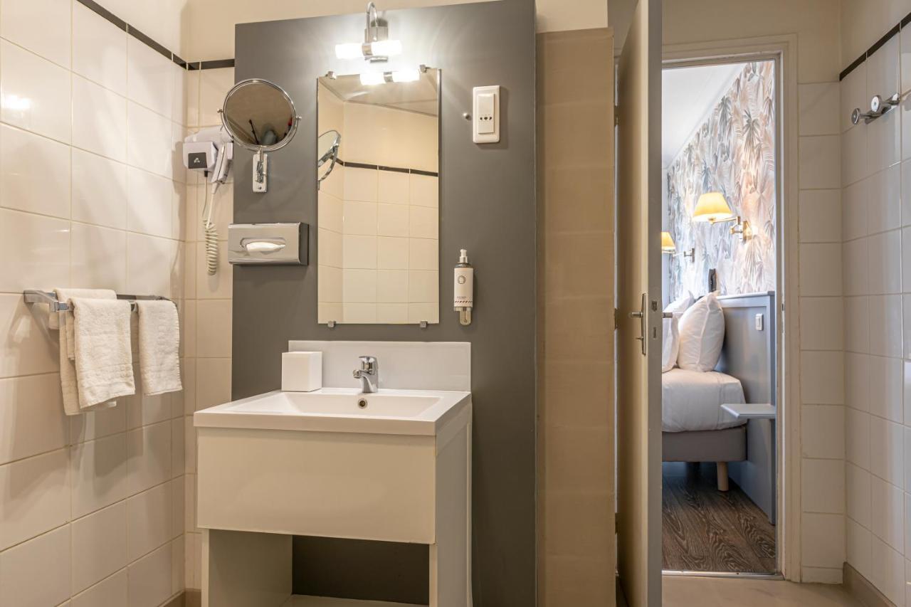 Triple Room with Eiffel Tower View