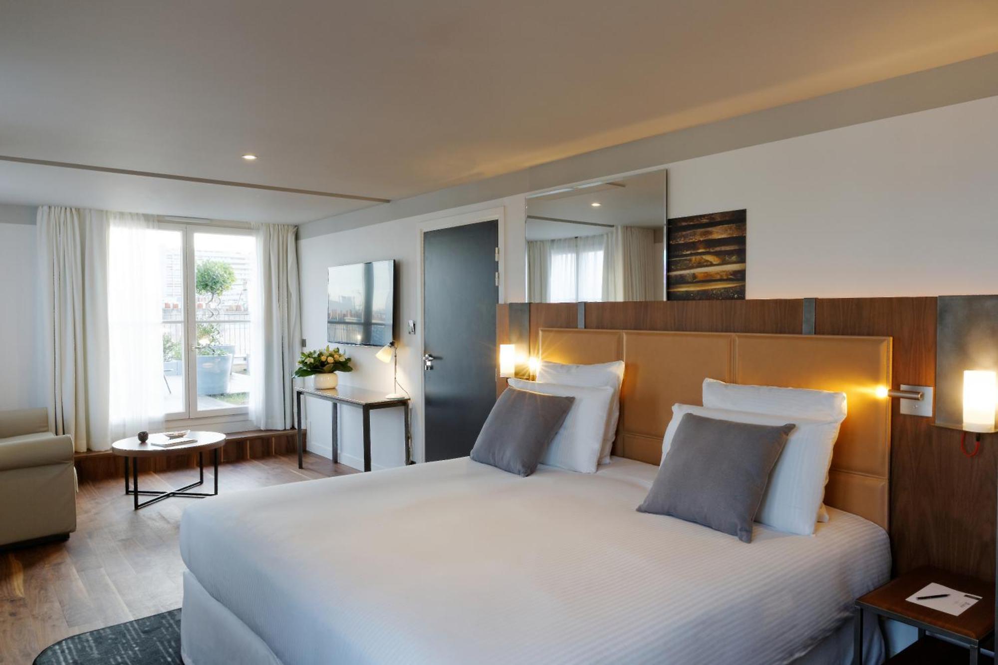 Deluxe Suite One King Bed Terrace