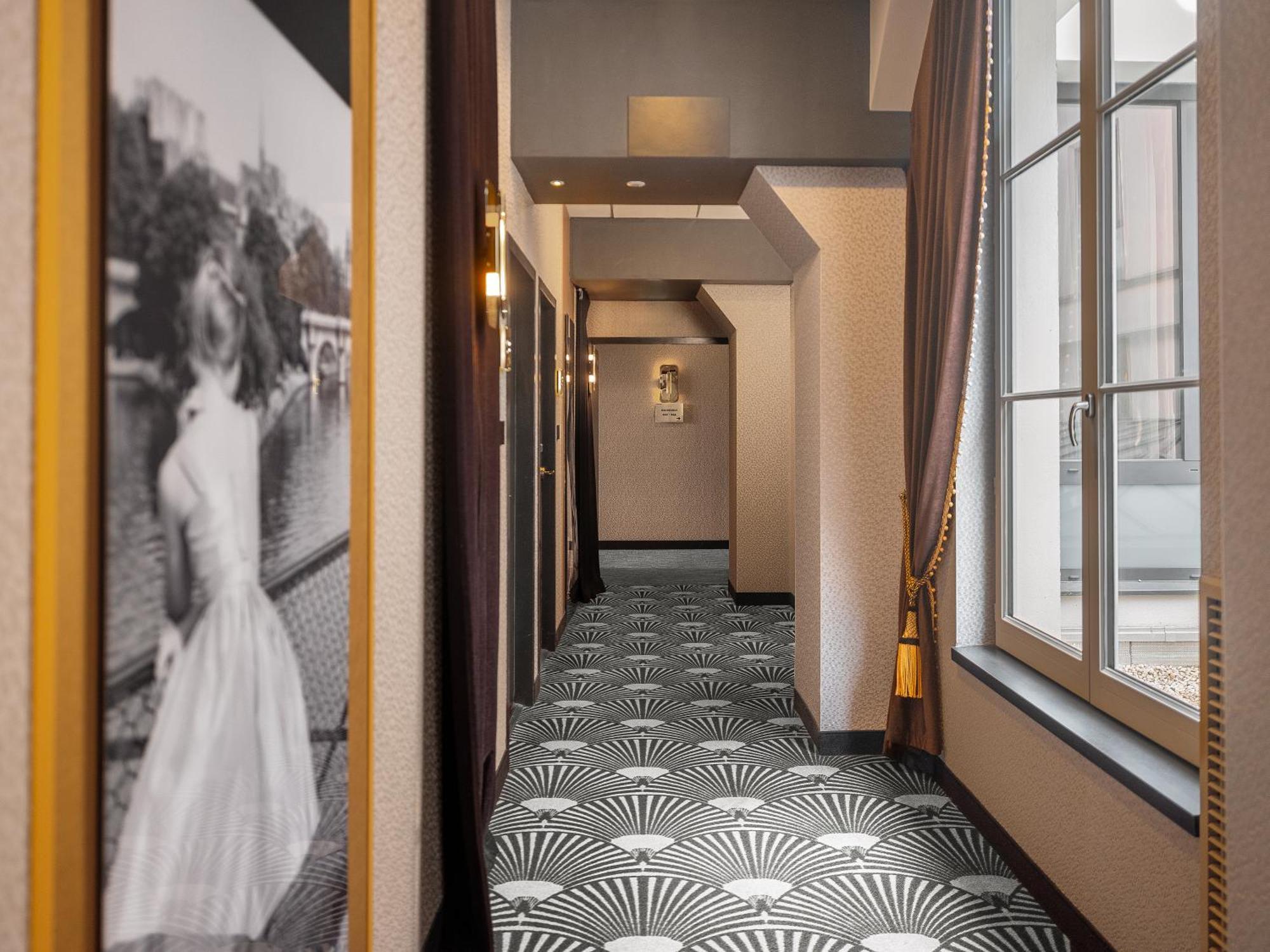 Junior Queen Suite