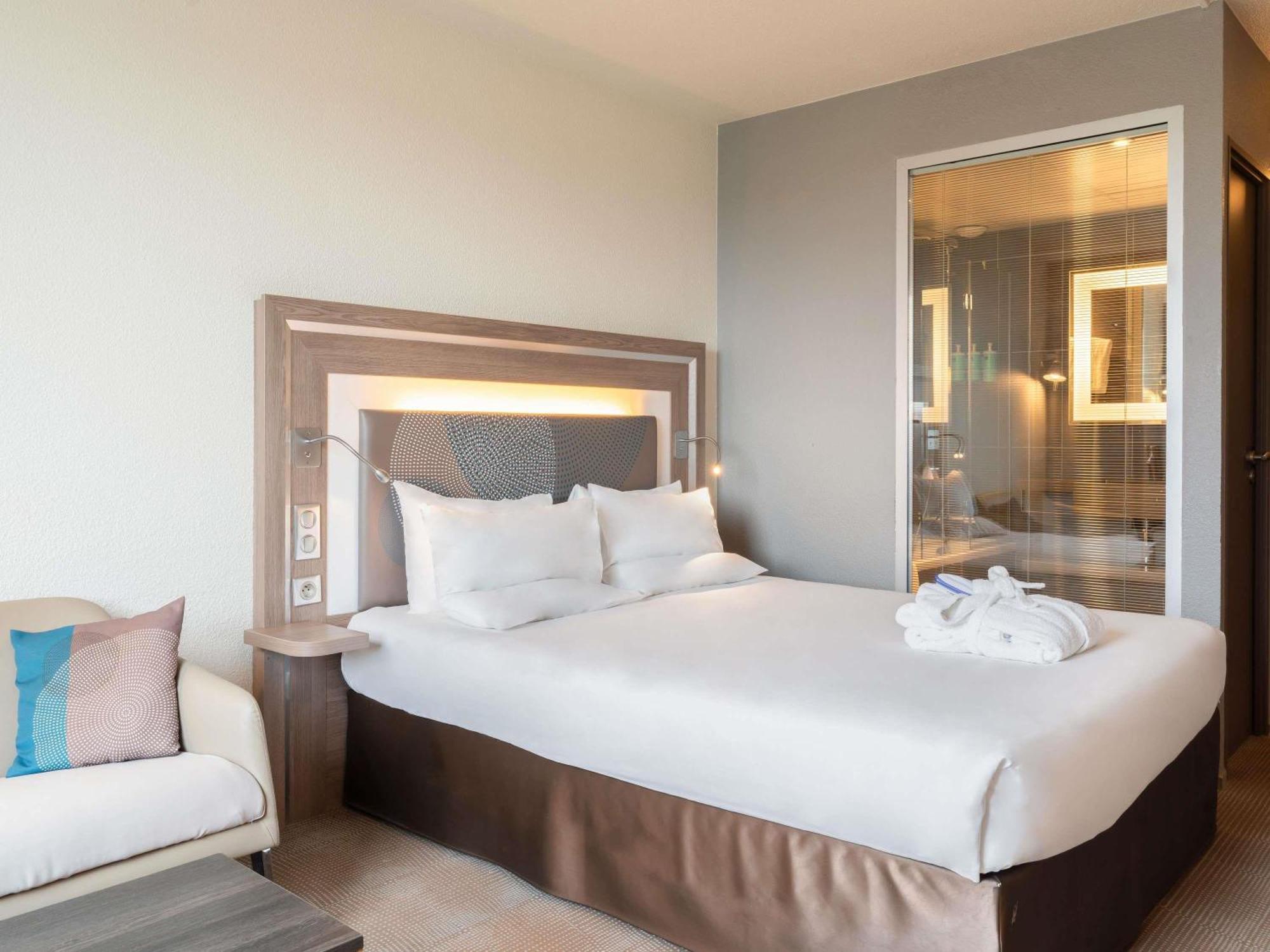 Executive Queen Room with Eiffel Tower View