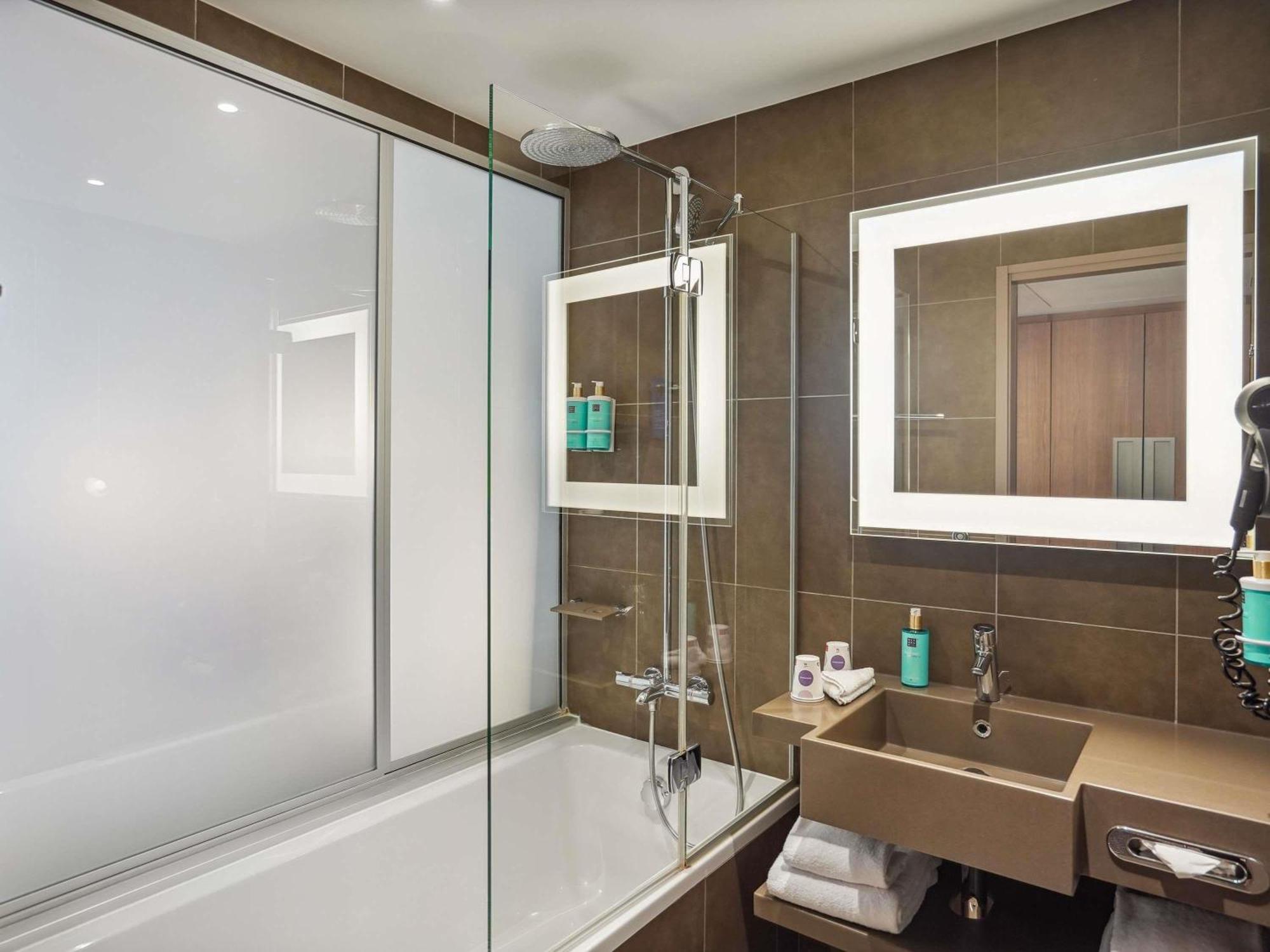 Two non-connecting Double rooms (2 people per room)