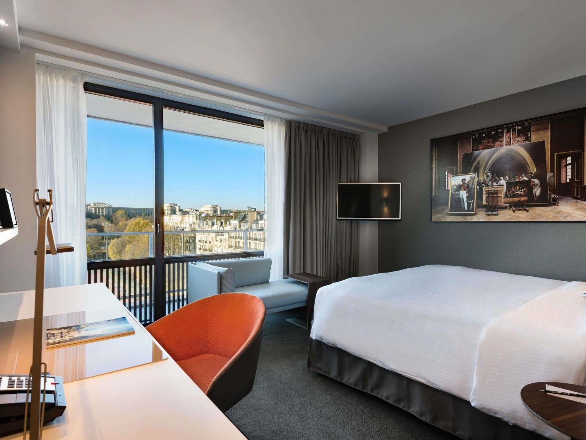 Deluxe King Room Balcony Eiffel Tower View
