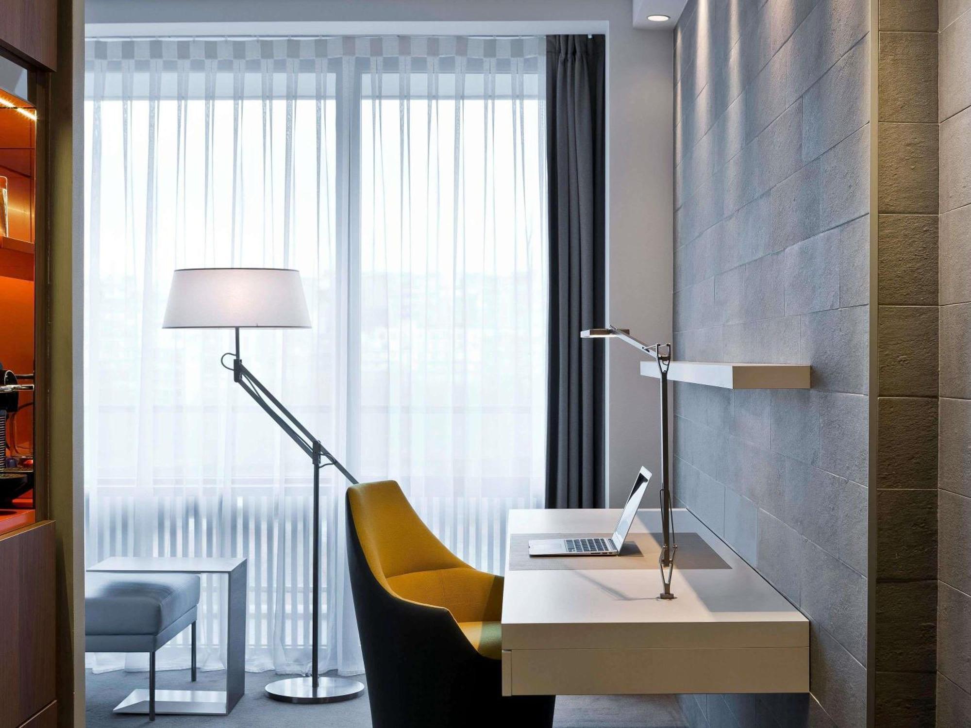 Deluxe King Room Balcony Eiffel Tower View