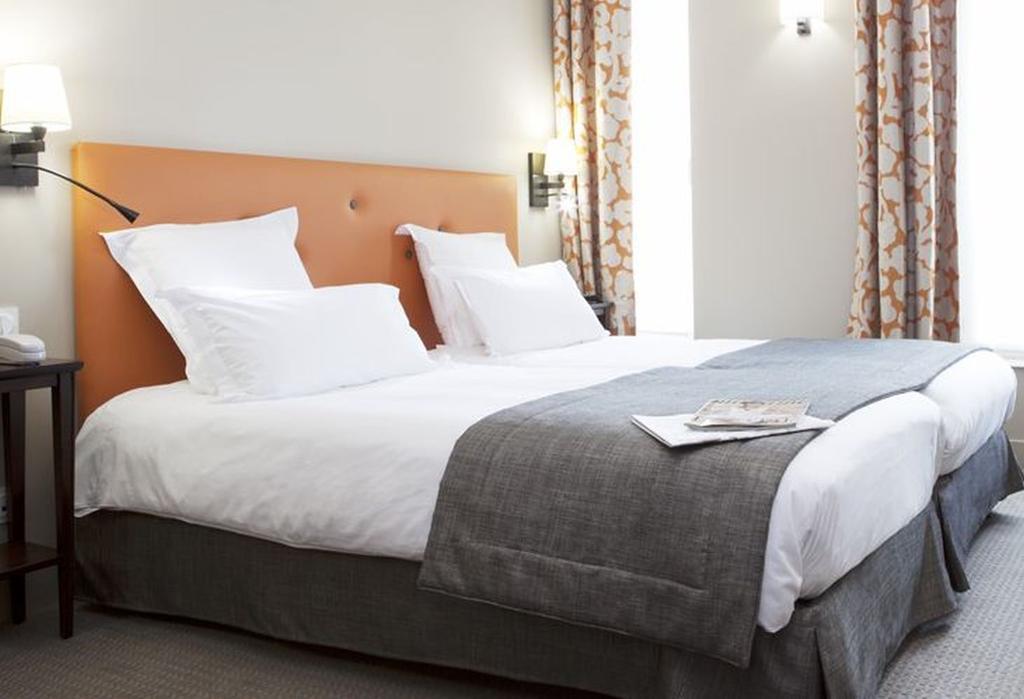 Superior Twin Room with Eiffel Tower View